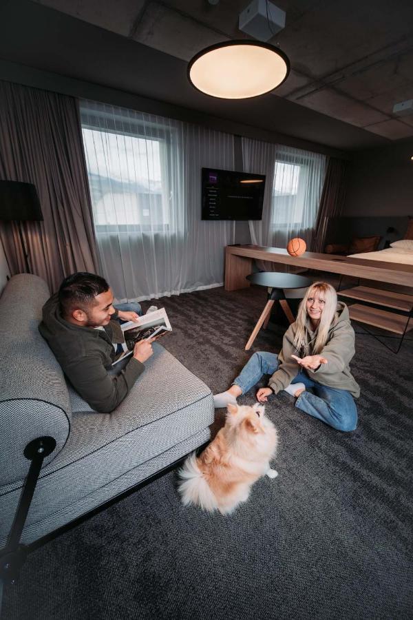 Moxy 3*